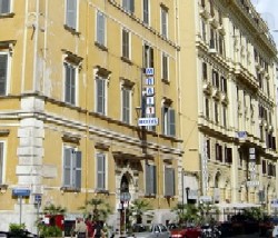 Klik p� billedet for at bes�ge hotellet
