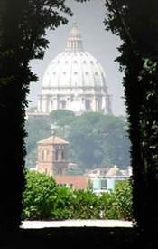 Det bermte kik gennem nglehullet i porten til Gran Priorato di Roma - Villa Malta p Piazza dei Cavalieri di Malta 4  