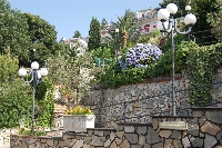 Il Nido ligger i blomstrende omgivelser