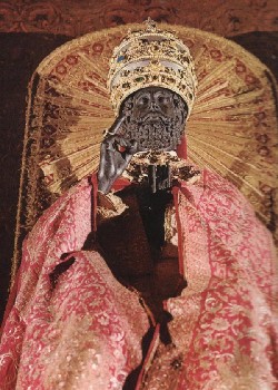 Statue af S. Peter i festskrud d. 29. juni